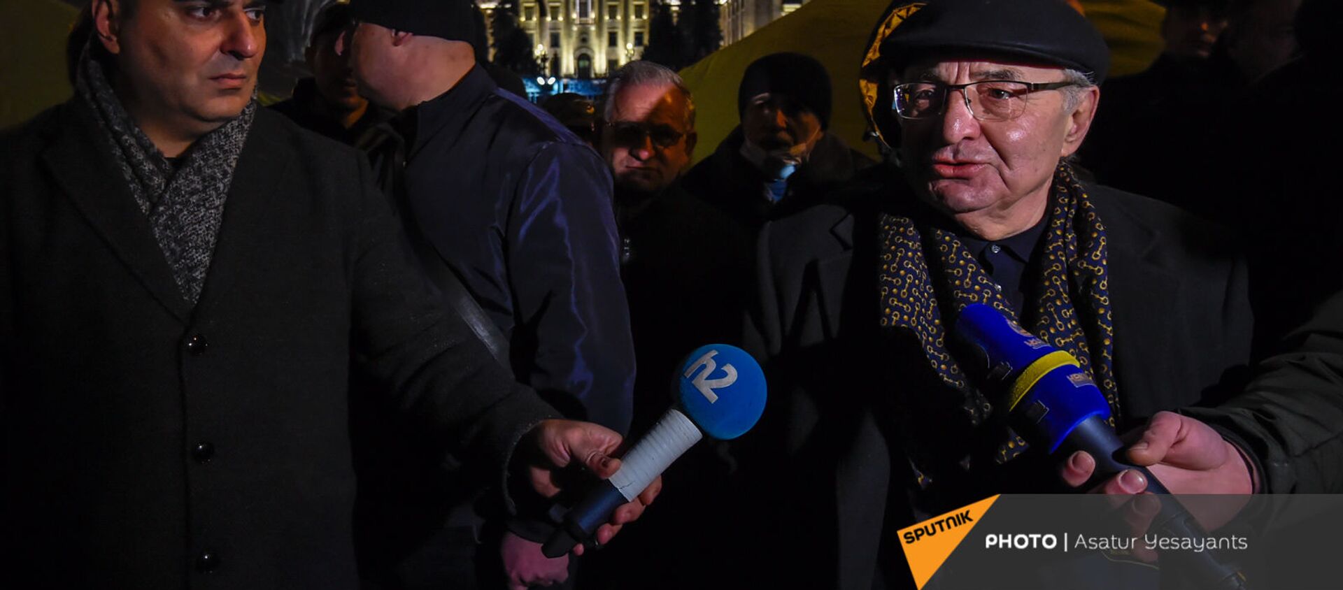 Вазген Манукян и Сейран Оганян рядом с установленными оппозицией палатками на проспекте Баграмяна у здания Национального собрания Армении (25 февраля 2021). Еревaн - Sputnik Армения, 1920, 26.02.2021