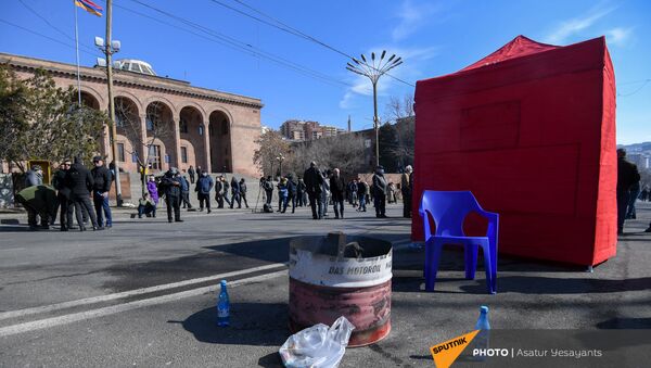Второй день палаточной акции оппозиции на перекрытом проспекте Баграмяна (26 февраля 2021). Еревaн - Sputnik Армения