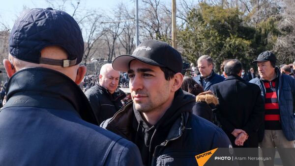 Левон Кочарян на проспекте Баграмяна перед началом митинга оппозиции (26 февраля 2021). Еревaн - Sputnik Արմենիա