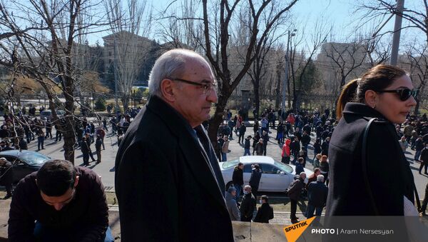 Вазген Манукян на проспекте Баграмяна перед началом митинга оппозиции (26 февраля 2021). Еревaн - Sputnik Արմենիա