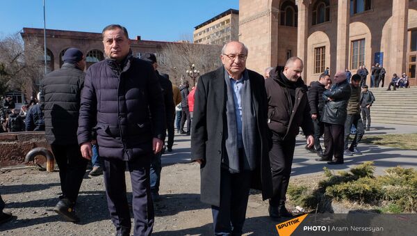 Вазген Манукян и Ваграм Багдасарян на проспекте Баграмяна перед началом митинга оппозиции (26 февраля 2021). Еревaн - Sputnik Армения