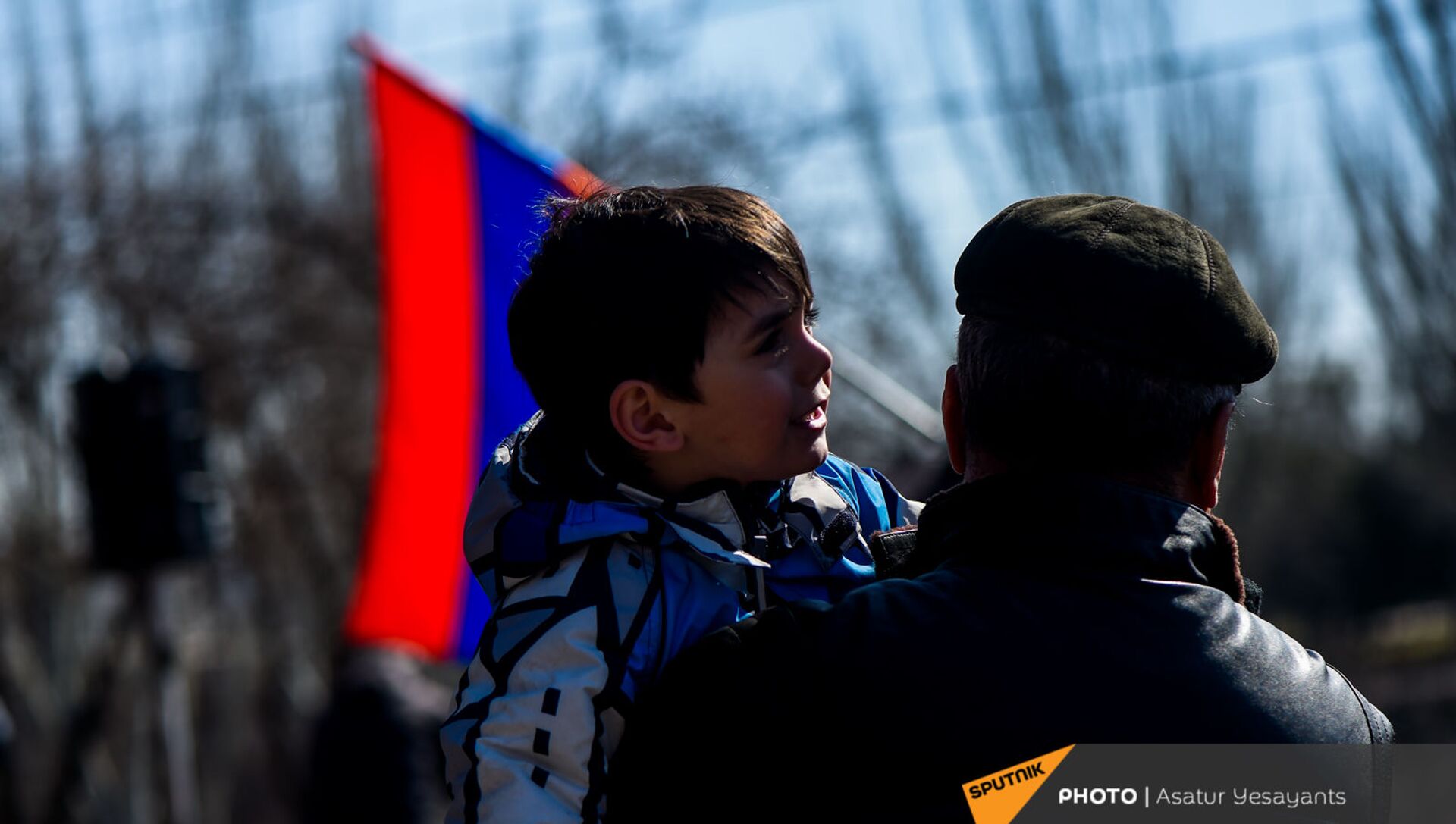 Мальчик на руках участника митинга оппозиции (26 февраля 2021). Еревaн - Sputnik Армения, 1920, 25.08.2021
