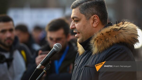 Речь Артура Ванецяна во время митинга оппозиции на проспекте Баграмяна (26 февраля 2021). Еревaн - Sputnik Армения