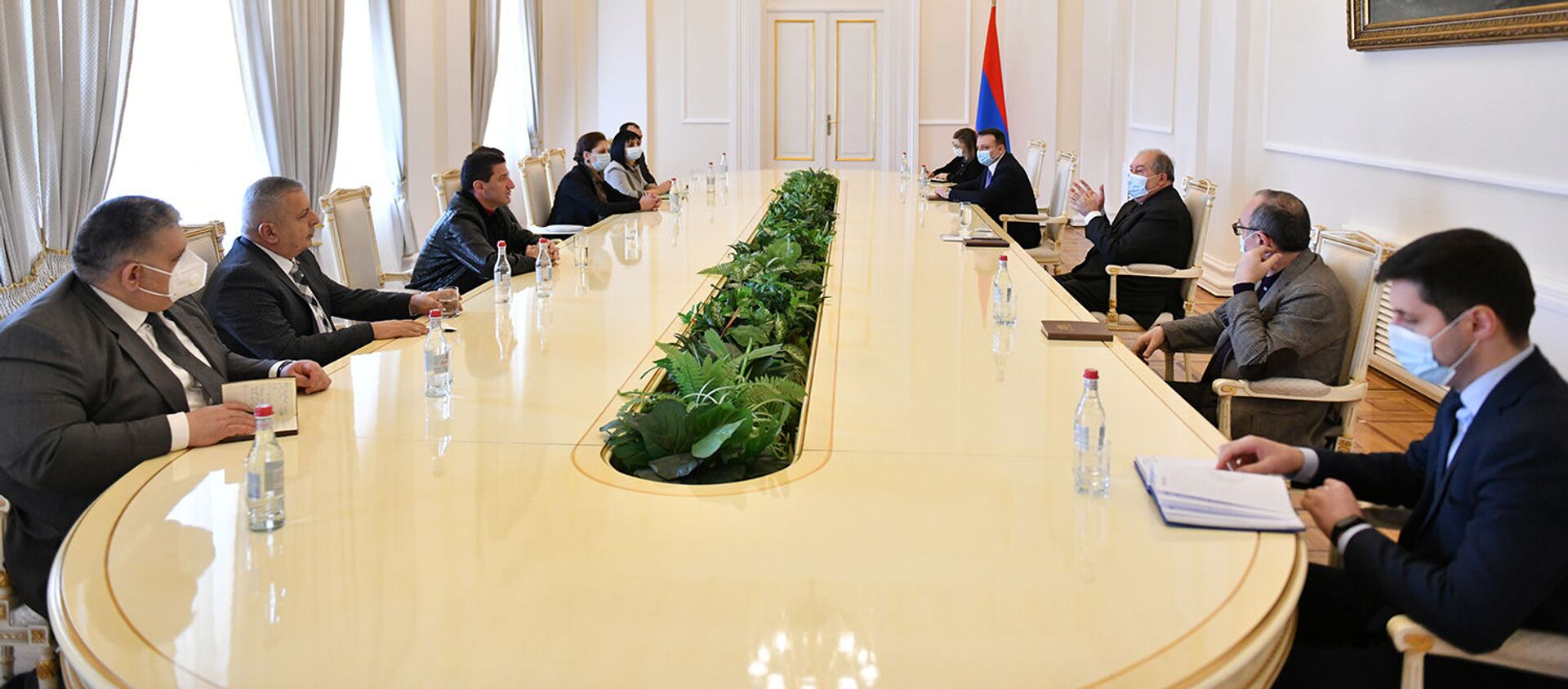 Президент Армен Саркисян встретился с не входящими в парламентские фракции депутатами (27 февраля 2021). Еревaн - Sputnik Армения, 1920, 27.02.2021
