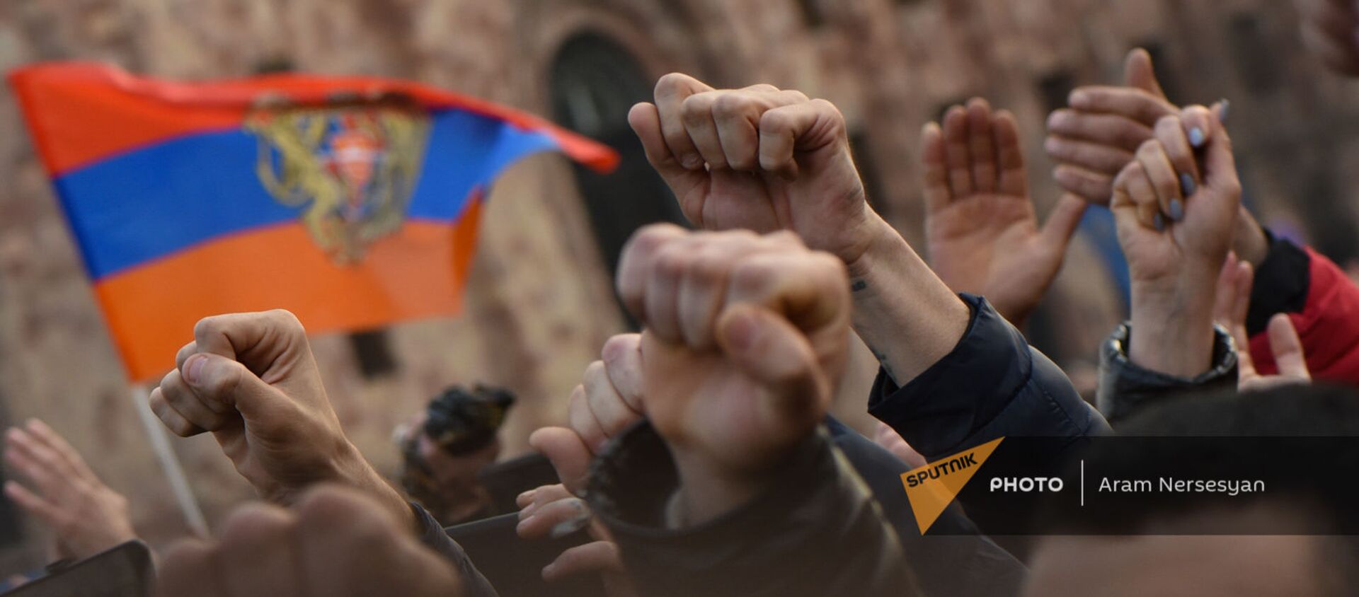 Сторонники премьер-министра Никола Пашиняна во время митинга на площади Республики (25 февраля 2021). Еревaн - Sputnik Армения, 1920, 14.06.2021