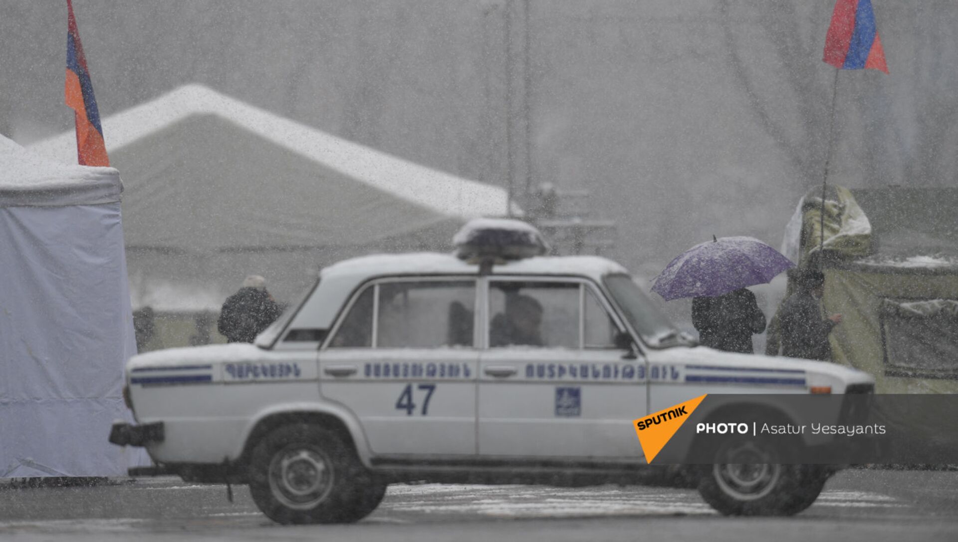 Полицейская машина на фоне палаток под снегопадом на перекрытом оппозиционерами проспекте Баграмяна (1 марта 2021). Еревaн - Sputnik Արմենիա, 1920, 01.03.2021