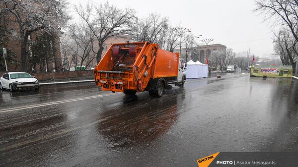 Мусороуборочная машина на перекрытом оппозиционерами проспекте Баграмяна (1 марта 2021). Еревaн - Sputnik Армения