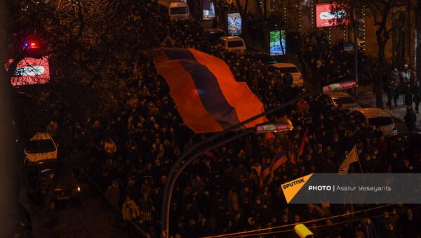 Шествие во главе с премьер-министром после митинга со своими сторонниками на площади Республики (1 марта 2021). Еревaн - Sputnik Армения