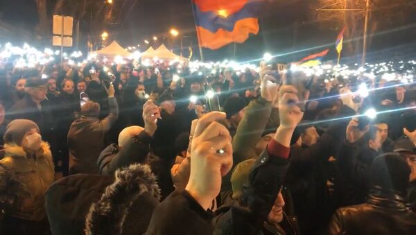 На площади Баграмяна включила фонари на телефонах, чтобы показать масштаб акции протеста. - Sputnik Արմենիա
