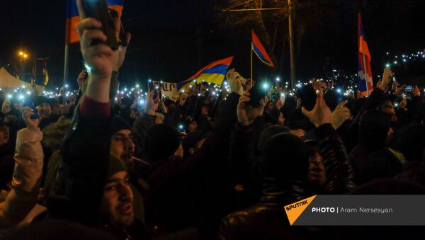 Активисты во время митинга оппозиции на проспекте Баграмяна (1 марта 2021). Еревaн - Sputnik Արմենիա