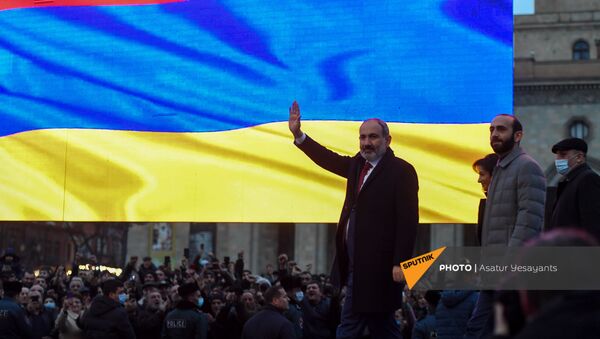 Премьер-министр Никол Пашинян во время митинга со своими сторонниками на площади Республики (1 марта 2021). Еревaн - Sputnik Армения