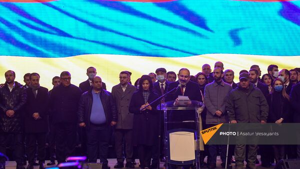 Премьер-министр Никол Пашинян во время митинг со своими сторонниками на площади Республики (1 марта 2021). Еревaн - Sputnik Արմենիա