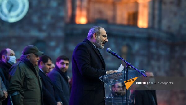 Премьер-министр Никол Пашинян во время митинга со своими сторонниками на площади Республики (1 марта 2021). Еревaн - Sputnik Армения