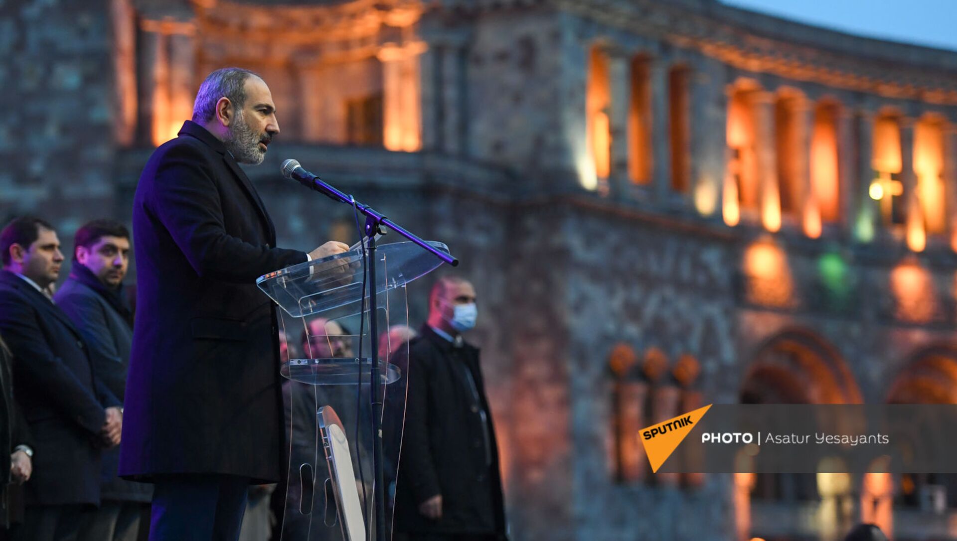 Премьер-министр Никол Пашинян во время митинга со своими сторонниками на площади Республики (1 марта 2021). Еревaн - Sputnik Армения, 1920, 02.03.2021