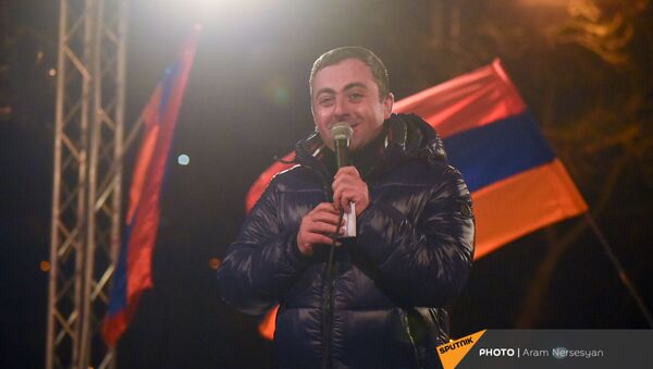 Речь Ишхана Сагателяна во время митинга оппозиции на проспекте Баграмяна (1 марта 2021). Еревaн - Sputnik Արմենիա