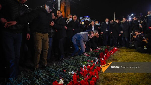 Премьер-министр Никол Пашинян и спикер Парламента Арарат Мирзоян возлагают цветы у памятника Мясникяну (1 марта 2021). Еревaн - Sputnik Արմենիա