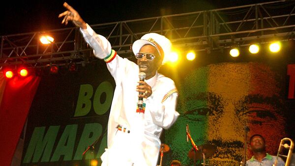 Банни Уэйлер поет песни Боба Марли на концерте One Love, посвященном 60-летию Марли (6 февраля 2005). Ямайка - Sputnik Армения