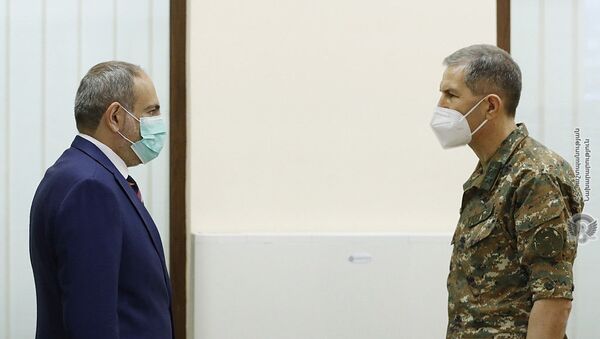 Премьер-министр Никол Пашинян встретился с начальником Генштаба вооруженных сил генерал-лейтенантом Оник Гаспаряном (18 июля 2020). Еревaн - Sputnik Армения