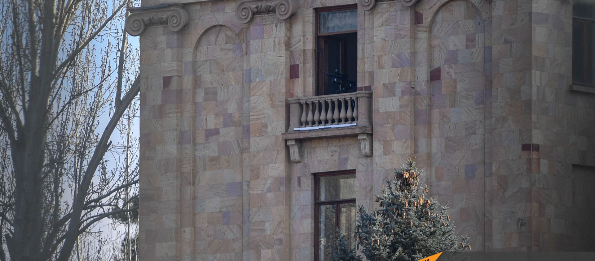 Винтовка в одном из окон Национального собрания Армении (3 марта 2021). Еревaн - Sputnik Армения, 1920, 21.06.2021