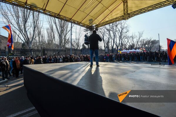 Митинг оппозиции на проспекте Баграмяна перед зданием Национального Собрания Армении (3 марта 2021). Еревaн Митинг оппозиции на проспекте Баграмяна перед зданием Национального Собрания Армении (3 марта 2021). Еревaн - Sputnik Армения
