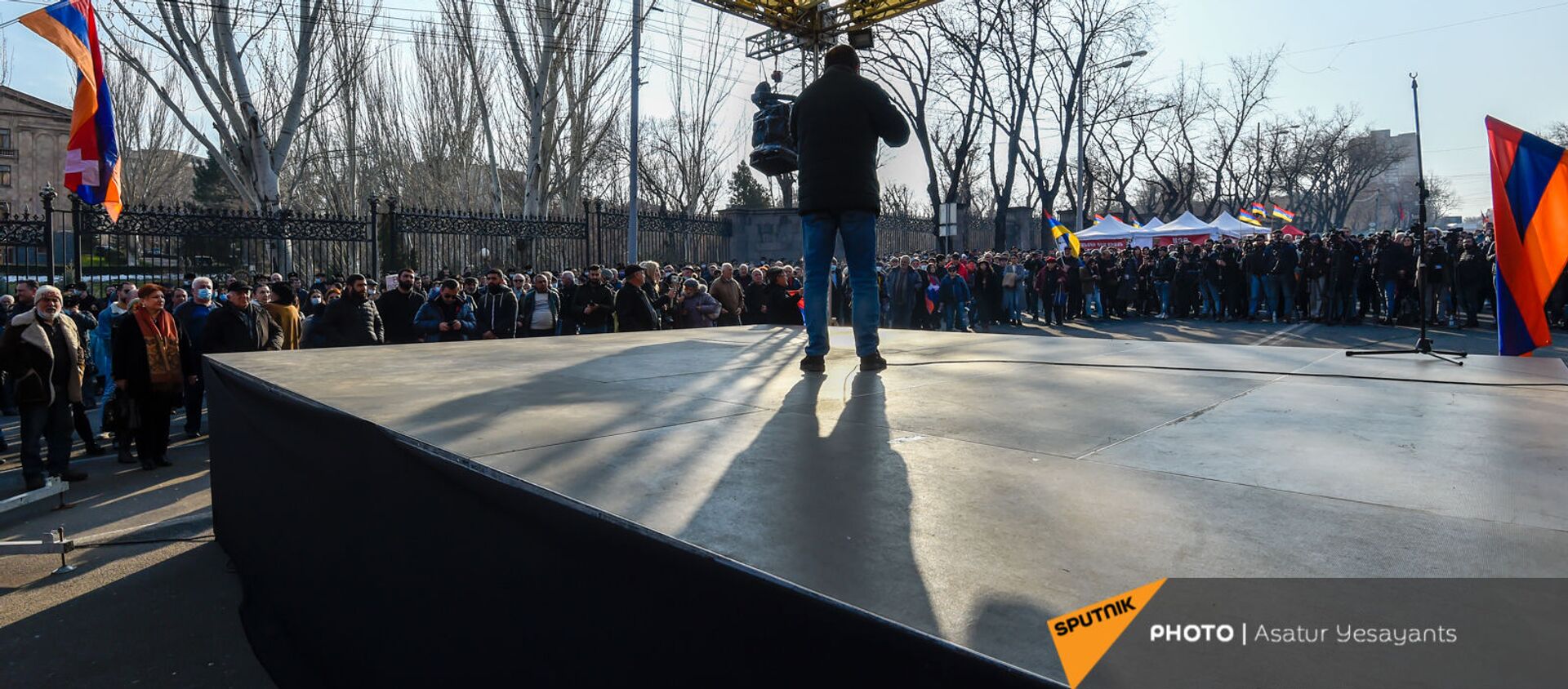 Митинг оппозиции на проспекте Баграмяна перед зданием Национального Собрания Армении (3 марта 2021). Еревaн - Sputnik Արմենիա, 1920, 03.03.2021