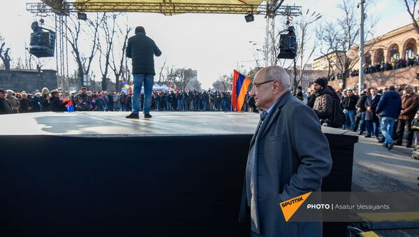 Митинг оппозиции на проспекте Баграмяна перед зданием Национального Собрания Армении (3 марта 2021). Еревaн - Sputnik Армения