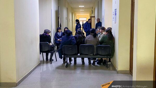 Родственники военнопленных из Ширакской области закрыли выход из здания областной администрации (3 марта 2021). Гюмри - Sputnik Армения