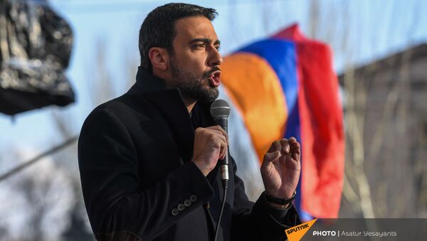 Адвокат Арам Вардеванян выступает с речью во время митинга оппозиции на проспекте Баграмяна перед зданием Национального Собрания Армении (3 марта 2021). Еревaн - Sputnik Армения