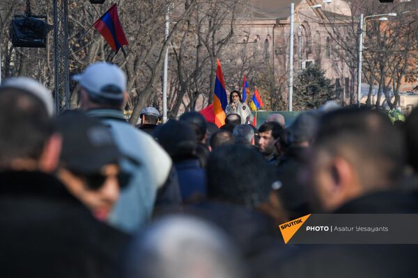 Лилит Галстян выступает с речью во время митинга оппозиции на проспекте Баграмяна перед зданием Национального Собрания Армении (3 марта 2021). Еревaн - Sputnik Армения