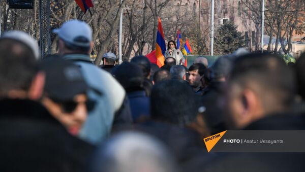 Лилит Галстян выступает с речью во время митинга оппозиции на проспекте Баграмяна перед зданием Национального Собрания Армении (3 марта 2021). Еревaн - Sputnik Արմենիա