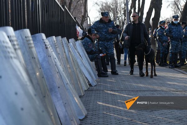 Сотрудники полиции во время митинга оппозиции на проспекте Баграмяна перед зданием Национального Собрания Армении (3 марта 2021). Еревaн - Sputnik Армения