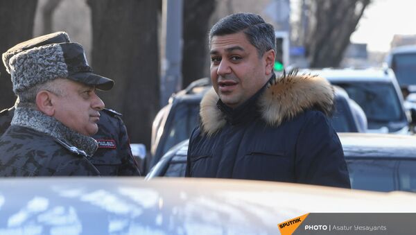 Замначальника полиции Армении Арам Ованнисян беседует с лидером партии Родина Артуром Ванецяном во время митинга оппозиции на проспекте Баграмяна перед зданием Национального Собрания Армении (3 марта 2021). Еревaн - Sputnik Արմենիա