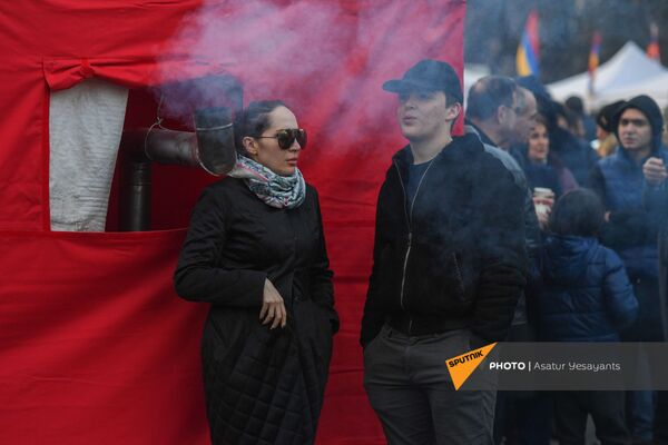 Активисты на митинге оппозиции на проспекте Баграмяна перед зданием Национального Собрания Армении (3 марта 2021). Еревaн Активисты на митинге оппозиции на проспекте Баграмяна перед зданием Национального Собрания Армении (3 марта 2021). Еревaн - Sputnik Армения