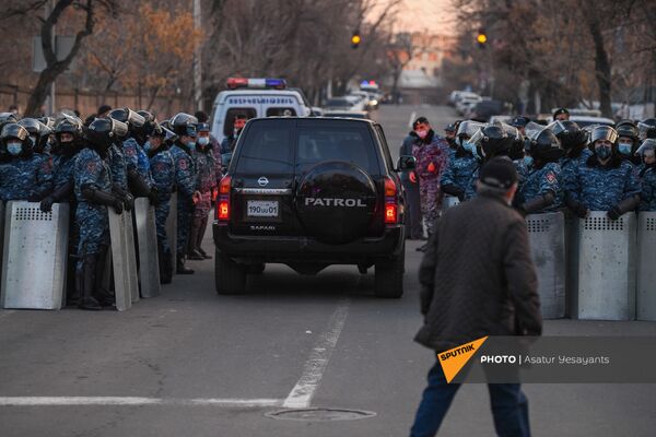 Сотрудники полиции во время митинга оппозиции на проспекте Баграмяна перед зданием Национального Собрания Армении (3 марта 2021). Еревaн Сотрудники полиции во время митинга оппозиции на проспекте Баграмяна перед зданием Национального Собрания Армении (3 марта 2021). Еревaн - Sputnik Армения