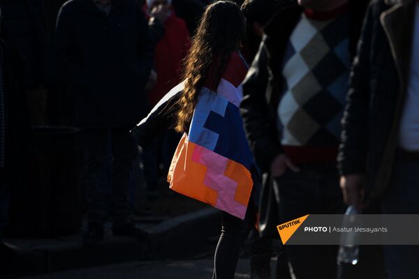 Активистка с флагом Карабаха перед началом митинга оппозиции на проспекте Баграмяна (3 марта 2021). Еревaн Активистка с флагом Карабаха перед началом митинга оппозиции на проспекте Баграмяна (3 марта 2021). Еревaн - Sputnik Армения