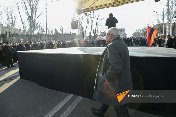 Вазген Манукян проходит за сценой во время выступления Гегама Манукяна на митинге оппозиции перед зданием Национального Собрания Армении (3 марта 2021). Еревaн - Sputnik Армения