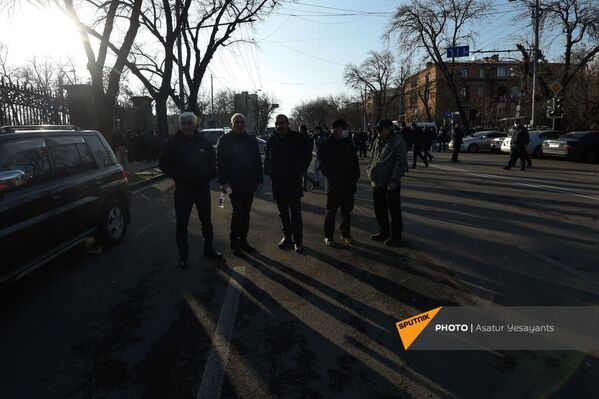 Мужчины на проспекте Баграмяна во время митинга оппозиции перед зданием Национального Собрания Армении (3 марта 2021). Еревaн - Sputnik Армения