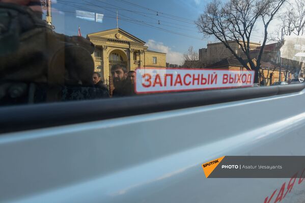 Отражение резиденции президента на проспекте Баграмяна в окне полицейского микроавтобуса во время митинга оппозиции (3 марта 2021). Еревaн - Sputnik Армения