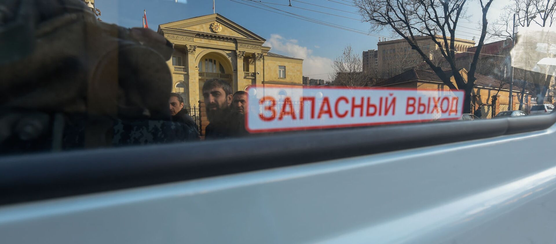 Отражение резиденции президента на проспекте Баграмяна в окне полицейского микроавтобуса во время митинга оппозиции (3 марта 2021). Еревaн - Sputnik Արմենիա, 1920, 03.03.2021