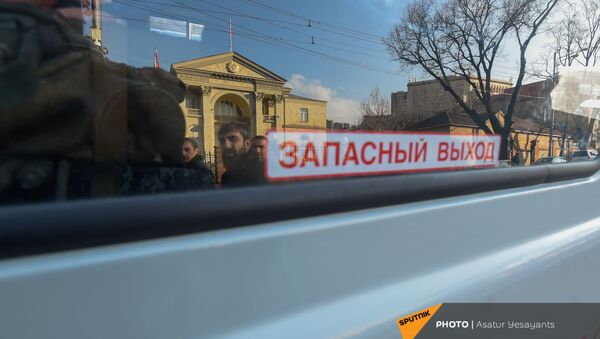 Отражение резиденции президента на проспекте Баграмяна в окне полицейского микроавтобуса во время митинга оппозиции (3 марта 2021). Еревaн - Sputnik Արմենիա