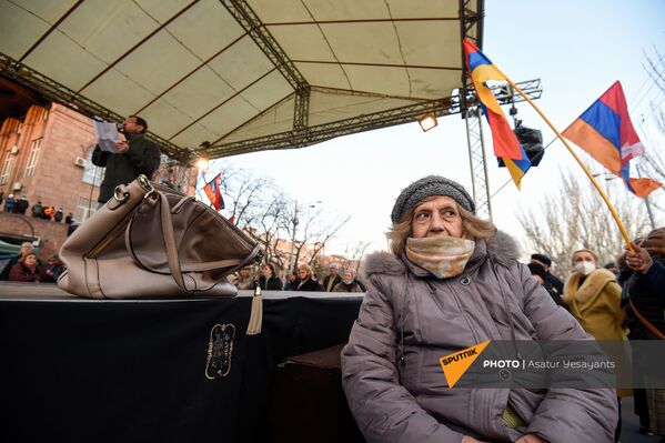 Активистка слушает выступление Гегама Манукяна во время митинга оппозиции на проспекте Баграмяна перед зданием Национального Собрания Армении (3 марта 2021). Еревaн - Sputnik Армения