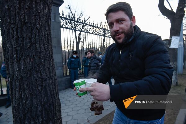 Мужчина с чаем на митинге оппозиции перед зданием Национального Собрания Армении (3 марта 2021). Еревaн - Sputnik Армения