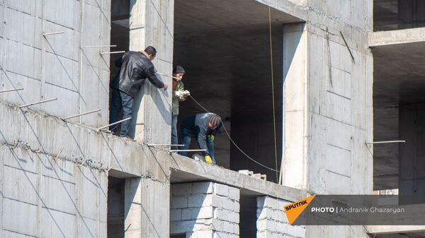 Рабочие на стройке - Sputnik Армения