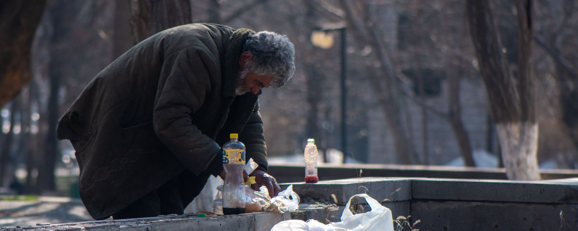 Бездомный мужчина обедает в городском парке - Sputnik Արմենիա, 1920, 06.12.2021