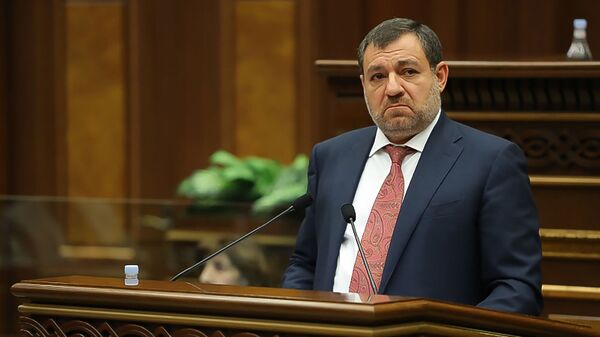 Председатель Высшего судебного совета Рубен Вардазарян отвечает на вопрос депутата во время очередного заседания Парламента (3 марта 2021). Еревaн - Sputnik Армения
