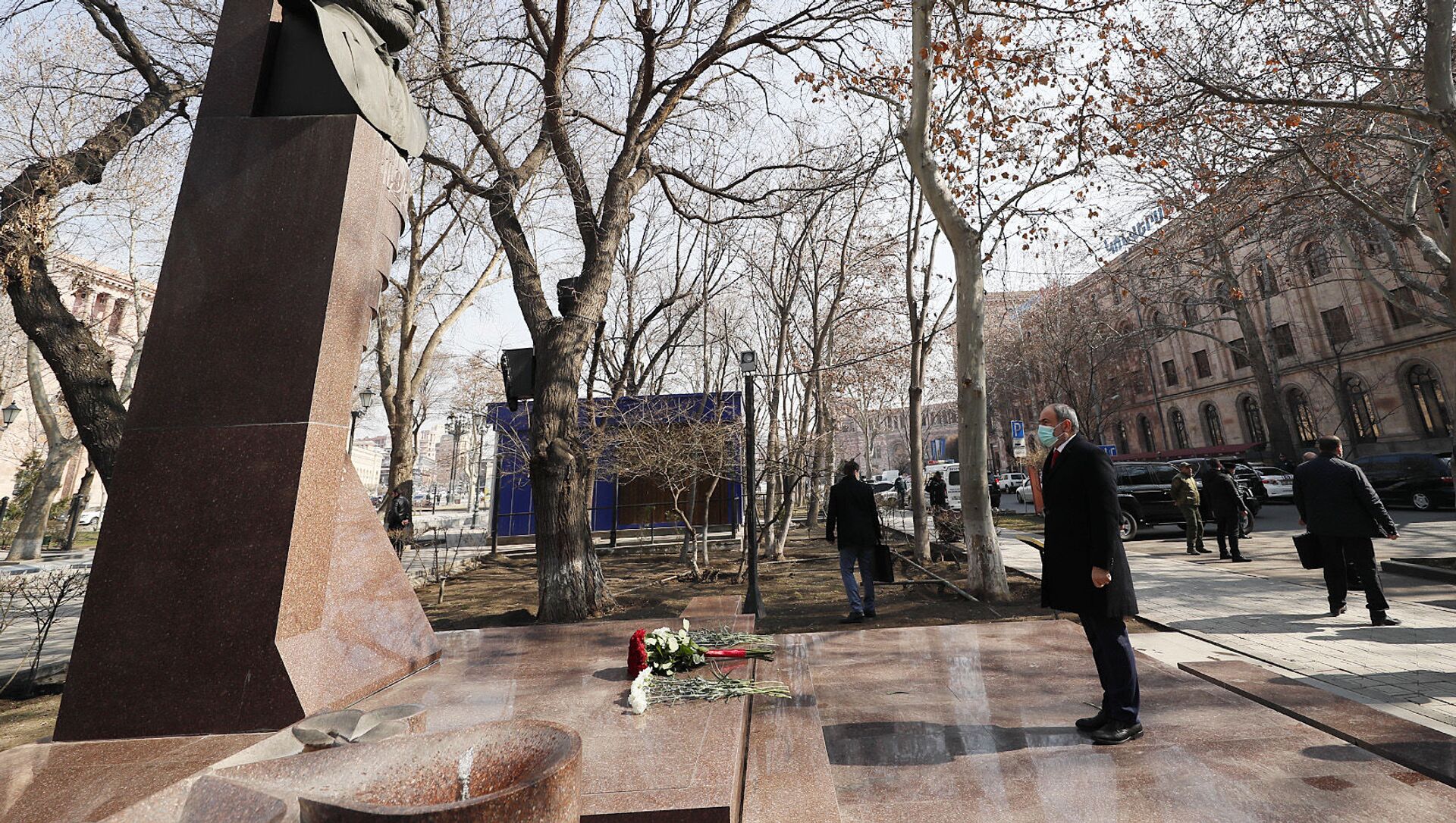 Премьер-министр  Никол Пашинян почтил память командующего Вазгена Саркисяна (5 марта 2021). Еревaн - Sputnik Արմենիա, 1920, 05.03.2021