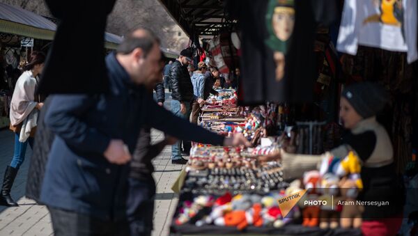 Торговые ларьки на ереванской ярмарке Вернисаж в преддверии восьмого марта - Sputnik Армения