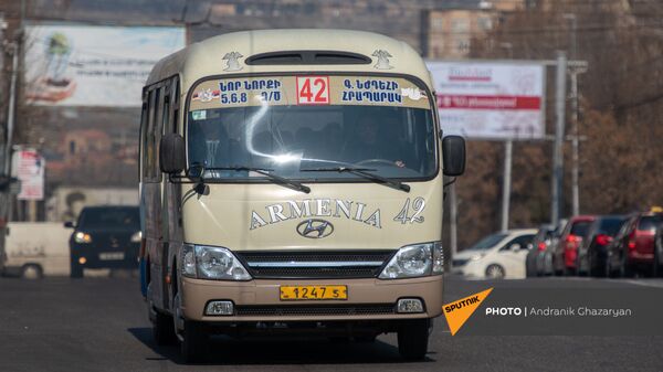 Автобус в одном из спальных районов Еревана - Sputnik Армения