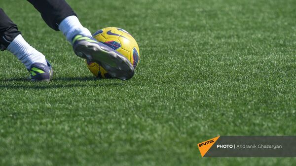 Футболист ударяет по мячу - Sputnik Արմենիա