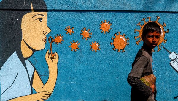 Мальчик проходит мимо граффити в Мумбаи, Индия - Sputnik Армения